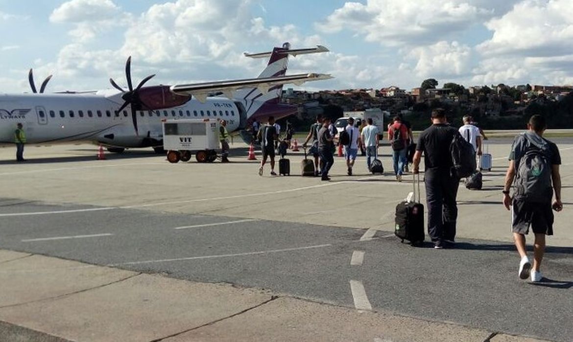 Equipe da Chapecoense embarca no avião da Lamia que sofreu acidente no trajeto para Medellin