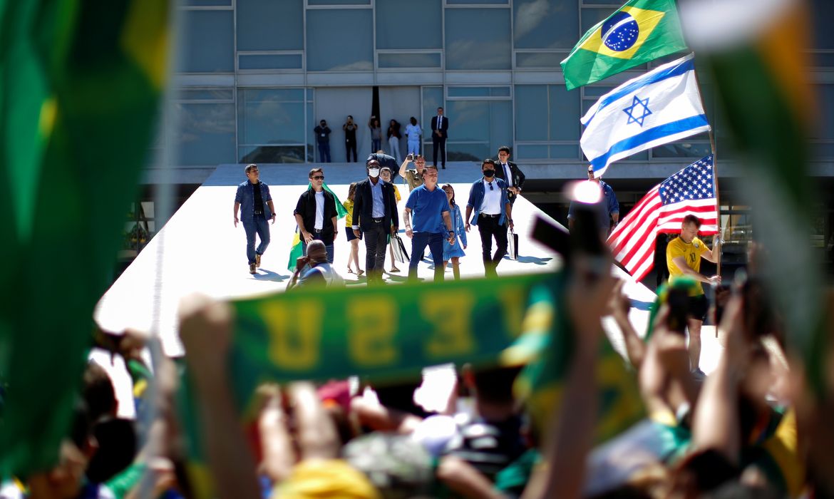 Presidente Jair Bolsonaro cumprimenta apoiadores durante protesto, em Brasília