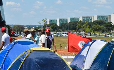 Brasília - Manifestantes contra o impeachment da presidenta Dilma Rousseff montam acampamento próximo à Esplanada dos Ministérios (Antonio Cruz/Agência Brasil)