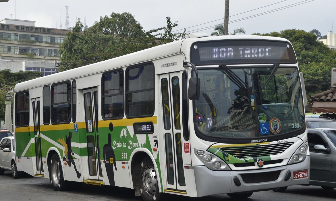 Ônibus decorado em Teresópolis, cidade que vai ser a base de seleção brasileira de futebol durante a Copa do Mundo Fifa 2014 (Fernando Frazão/Agência Brasil)