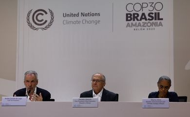 Belém (PA), 17/11/2025 - O presidente da COP30, André Corrêa do Lago fala em coletiva de imprensa na COP30, sobre consulta pública para descarbonização da indústria e programa Coopera + Amazônia. Foto: Tânia Rêgo/Agência Brasil