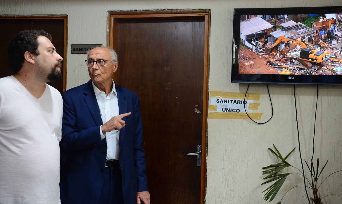 São Paulo - O líder do MTST, Guilherme Boulos e o vereador Eduardo Suplicy assistem cenas da reintegração de posse na 49ª DP de São Mateus, após ser detido durante a reintegração de posse do terreno (Rovena Rosa/Agência Brasil)