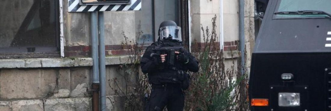 Polícia francesa realiza megaoperação para localizar os dois irmãos suspeitos de ataque à revista Charlie Hebdo
