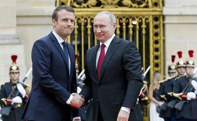 O presidente francês, Emmanuel Macron, recebe o chefe de Estado russo, Vladimir Putin, no Palácio de Versalles, próximo a Paris