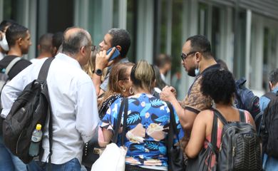 Movimentação de pessoas nas ruas do centro da cidade.