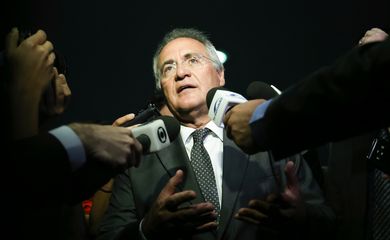 Brasília - Presidente do Senado, Renan Calheiros fala à imprensa após aprovação da PEC do Teto dos Gastos Públicos (Fabio Rodrigues Pozzebom/Agência Brasil)