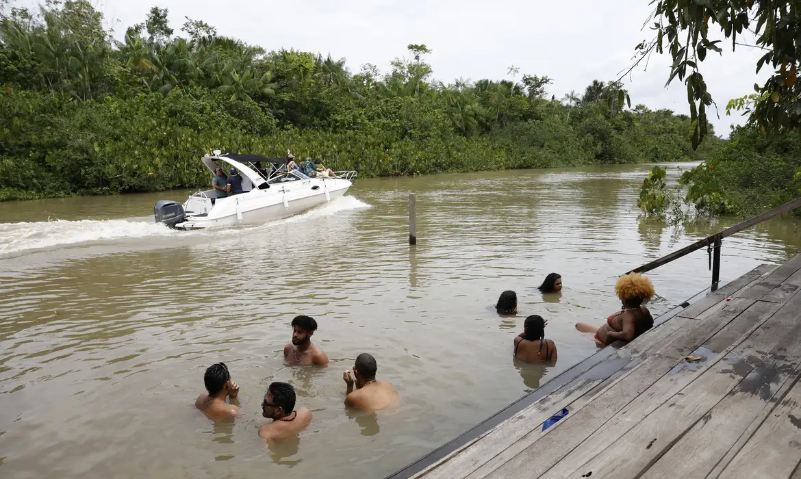 Fernando Frazão/Agência Brasil Belém (PA) 15/12/2024 – A Ilha do Combú, banhada pelo Rio Guamá, é uma Área de Proteção Ambiental (APA) e destino turístico amazônico na região insular de Belém, habitada por comunidades tradicionais que vivem de pesca, artesanato, turismo e produção de açaí. É acessada através de barcos que partem com passageiros do Terminal Hidroviário Ruy Barata. Foto: Fernando Frazão/Agência Brasil