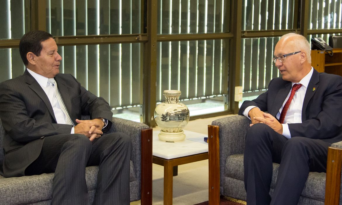 O presidente em Exercício, Hamilton Mourão, recebe o embaixador da Alemanha no Brasil, Georg Witschel
