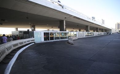 Brasília - Uma greve-relâmpago, organizada hoje (28) por rodoviários, pegou de surpresa os moradores do Distrito Federal. Devido à falta de circulação de ônibus, o trânsito ficou bem mais intenso no sentido Plano Piloto, e as paradas de