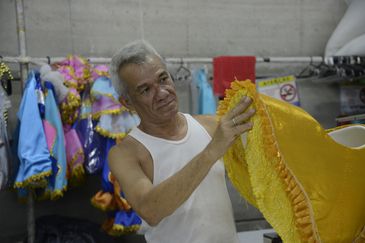 O figurinista Luciano Costa prepara fantasias no barracão da Portela, na Cidade do Samba, para o enredo 