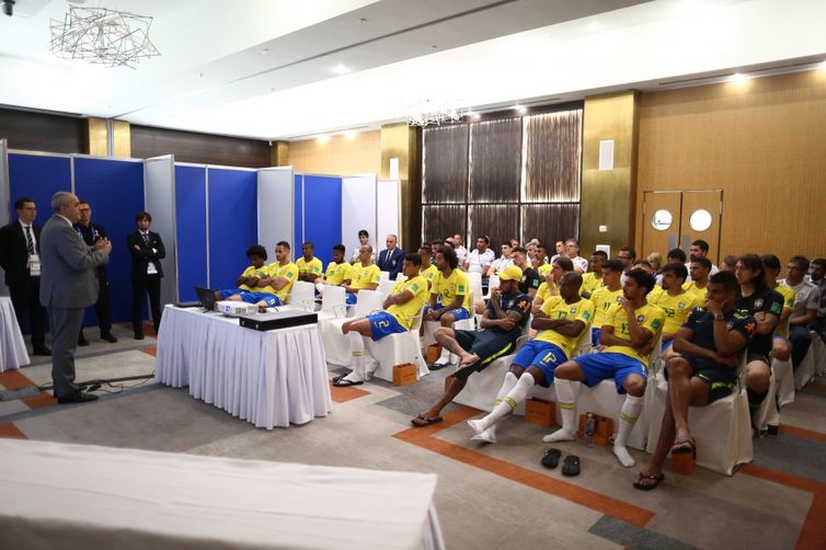 Direitos reservados/Lucas Figueiredo - CBF O ex-árbitro brasileiro Wilson Seneme, membro do Comitê de Arbitragem da Fifa, esteve na concentração do Brasil, em Sochi, onde fez palestra para os jogadores da seleção brasileira sobre o árbitro de vídeo