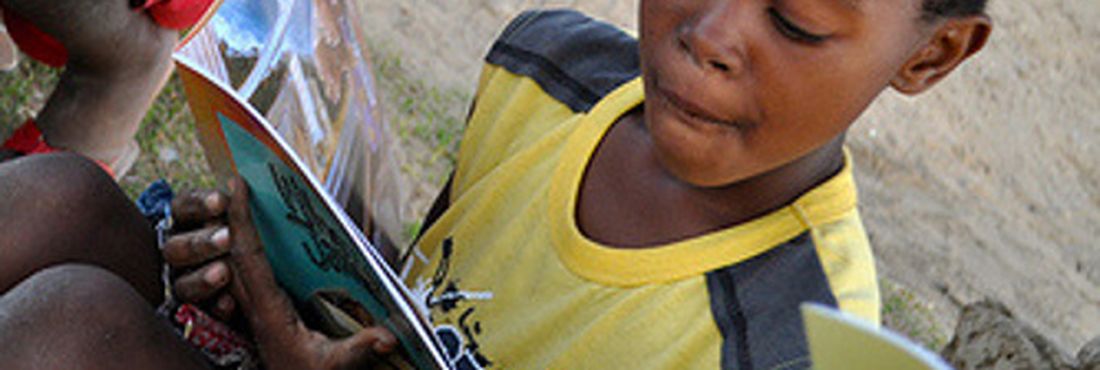 Família de Lesotho (África do Sul) recebe doações de livros infantis