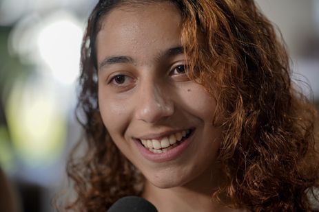 Bras?lia-DF, 14/11/2023,  A jovem repatriada Shahed Al-Banna, de 18 anos, que chegaou ontem em Bras?lia, vindo da Faixa de Gaza, fala a imprensa no alojamento da Base A?rea.  Foto: Rafa Neddermeyer/Ag?ncia Brasil