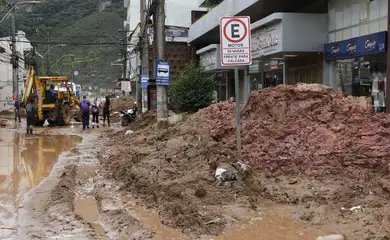 Trabalhos de desobstrução na Rua Teresa, bloqueada pela lama acumulada de deslizamentos de terra durante chuvas em Petrópolis.