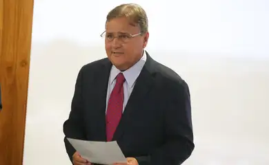 Brasília - Geddel Vieira recebe manifesto de apoio levado pelo líder do governo na Câmara, deputado André Moura (Valter Campanato/Agência Brasil)