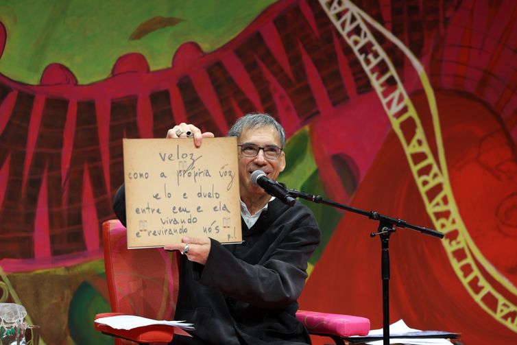 Paraty (RJ), 30/07/2025 - O poeta e músico Arnaldo Antunes celebra a obra do homenageado Paulo Leminski durante abertura da 23ª Festa Literária Internacional de Paraty - Flip, no Auditório da Matriz. Foto: Rovena Rosa/Agência Brasil
