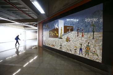 Marcelo Camargo/Agência Brasil Mosaicos da artista plástica Cida Carvalho homenageiam Brasília e cerrado em estações de metrô da cidade.
