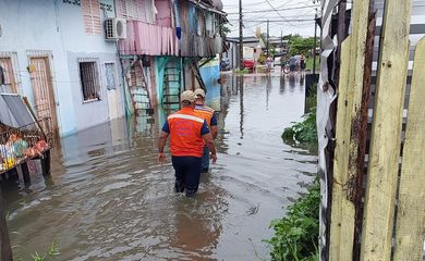 A Defesa Civil do Amapá está com equipes por toda capital e detectou aproximadamente 30 casas no bairro Buritizal que foram inundadas após as fortes chuvas desta terça-feira, 13. Foto: Governo do Amapá/X