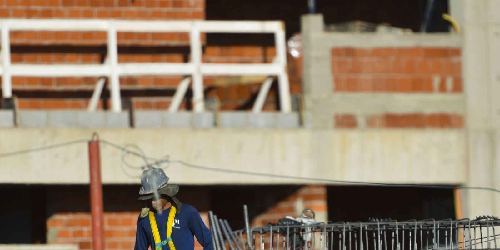 La construcción emplea a 2,5 millones y paga una media de 2,1 salarios mínimos