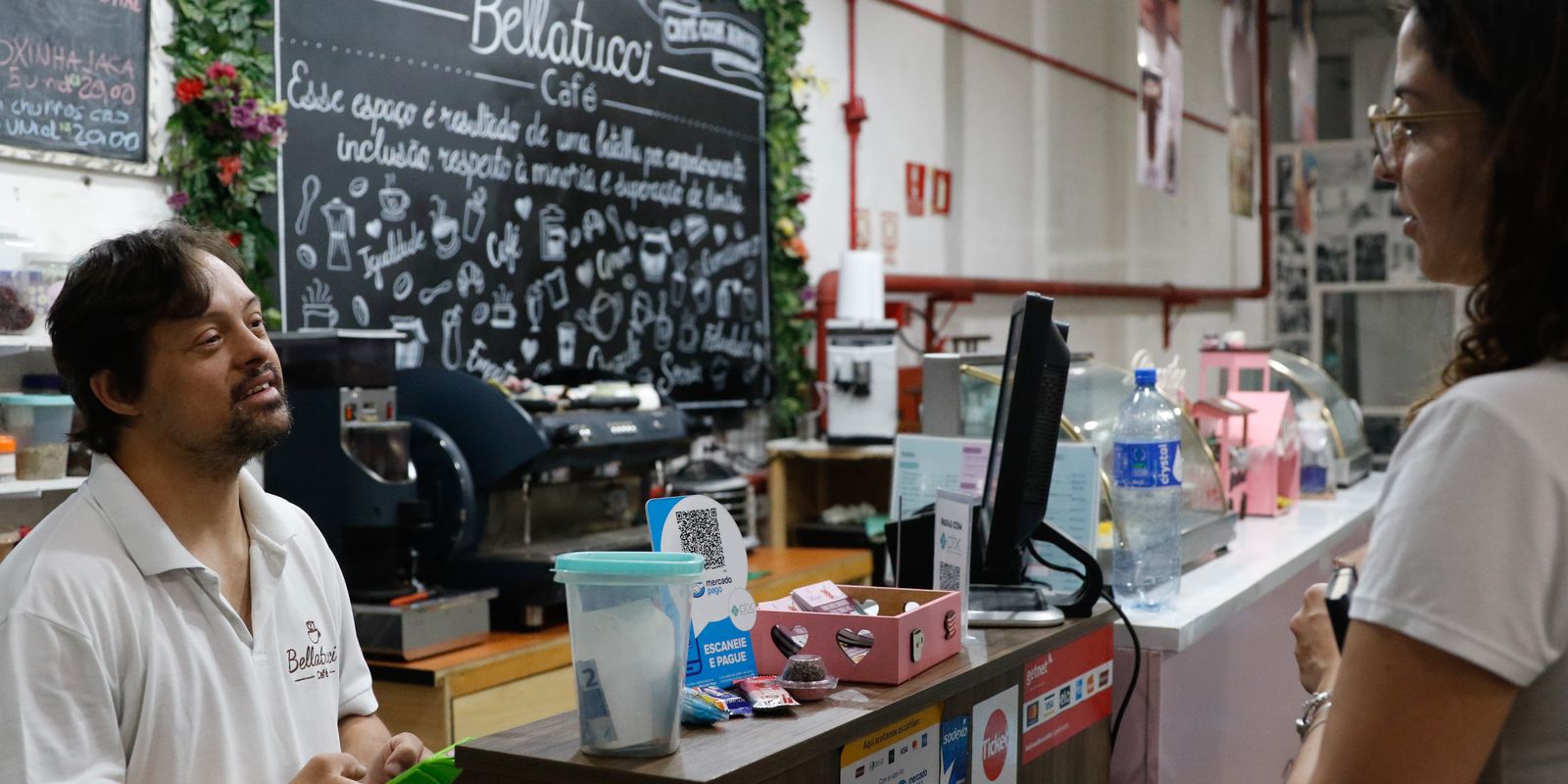 Cafeteria em São Paulo é comandada por pessoas com síndrome de Down