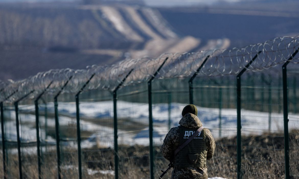 Guardas de fronteira ucranianos patrulham região fronteiriça com a Rússia na região de Járkov