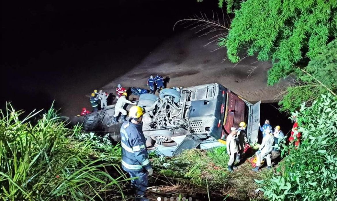 Na madrugada desta sexta-feira, 24, ás 2h18, o Corpo de Bombeiros Militar foi acionado para um grave acidente envolvendo um ônibus de turismo e um caminhão na BR-153, KM 13, Aparecida de Goiânia, sentido São Paulo a Goiânia