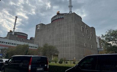  O último bloco de reator em funcionamento da usina nuclear de Zaporizhzhia foi desconectado da rede ucraniana depois que bombardeio russo interrompeu as linhas de energia nesta segunda-feira, disse a Energoatom, da Ucrânia.