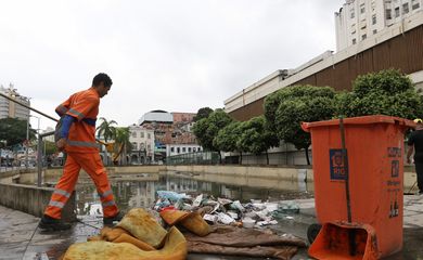 Garis recolhem lixo no sítio arqueológico do Cais do Valongo, na região portuária, alagado depois das chuvas. 