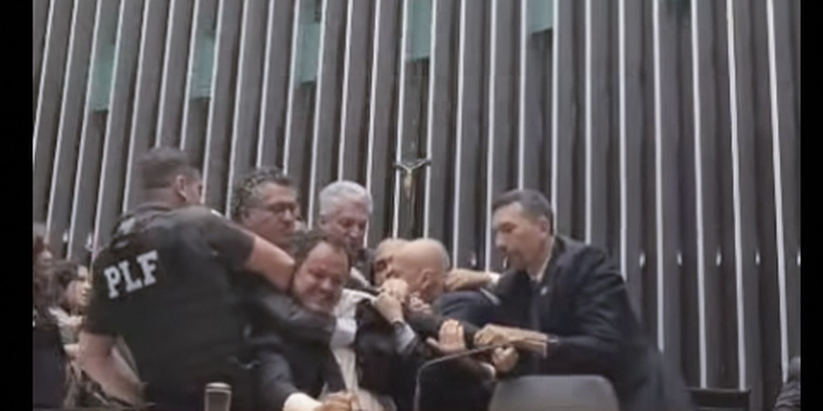 Glauber Braga, retirado à força do plenário, denuncia ‘ação golpista’