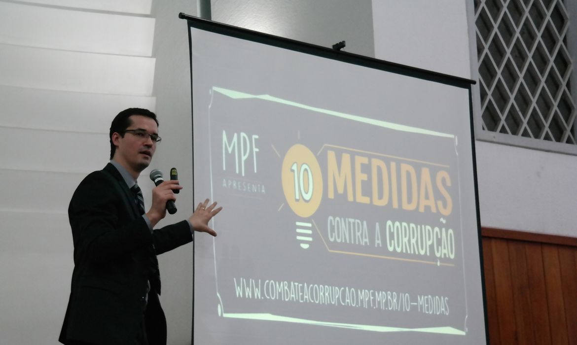 O procurador da República Deltan Dallagnol, que integra o núcleo da Operação Lava Jato,  participa de lançamento, no Rio, do projeto 10 Medidas Contra a Corrupção, do MPF  (Vladimir Platonow/Repórter da Agência Brasil)