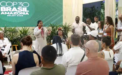 Belém (PA), 21/11/2025 - Ministra do Povos Indígenas, Sônia Guajajara, fala durante divulgação dos projetos comtemplados pelo Restaura Amazônia em Terras Indígenas, na COP30. Foto: Bruno Peres/Agência Brasil