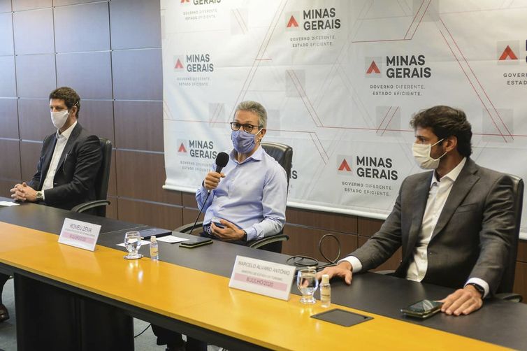 Reprodução/Facebook/Romeu Zema O ministro do Meio Ambiente, Ricardo Salles, o governador de MG, Romeu Zema e o ministro do Turismo, Marcelo Álvaro Antônio, durante coletiva virtual para anúncio de investimentos em Minas Gerais.