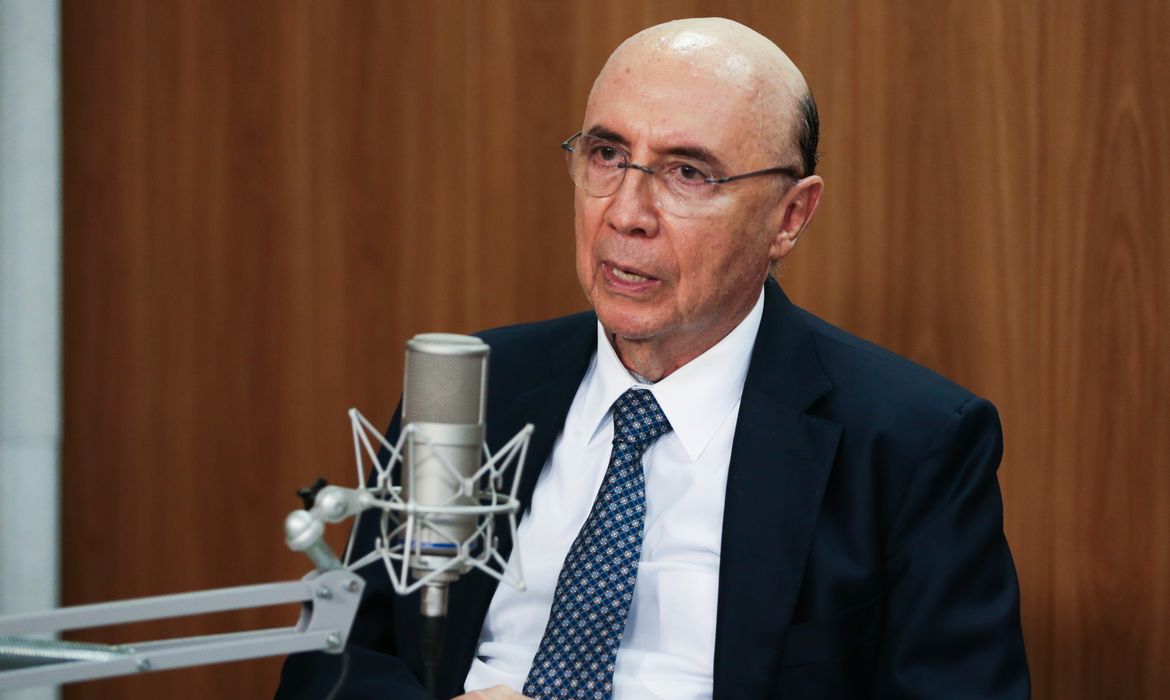 Brasília - O ministro da Fazenda, Henrique Meirelles, participa da estreia do programa A Voz do Brasil, em novo formato  (Marcello Casal Jr/Agência Brasil)