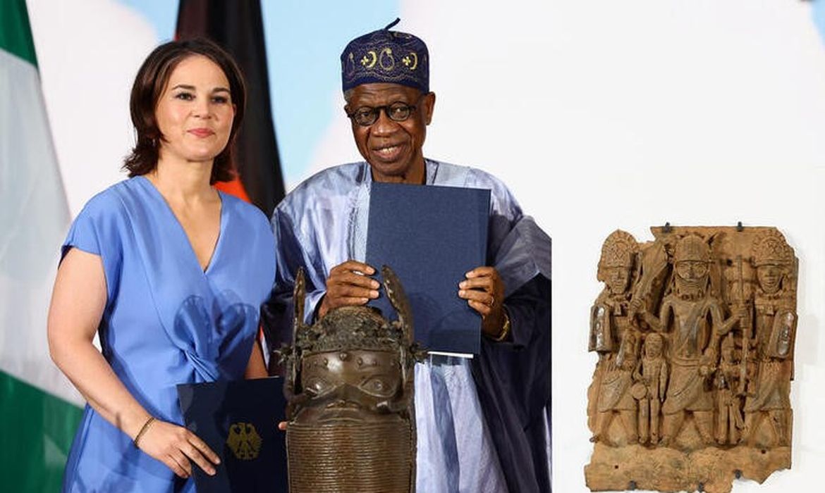 Ministra das Relações Exteriores da Alemanha, Annalena Baerbock, ao lado do ministro da Cultura da Nigéria, Lai Mohammed, após assinatura de declaração de transferência de bronzes de Benin em Berlim
