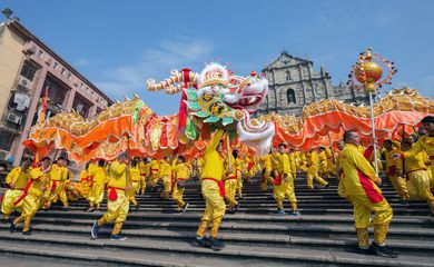 Bailarinos executam a dança do dragão como parte das celebrações do Ano Novo na China