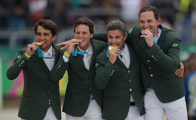 Brasil conquista ouro no hipismo