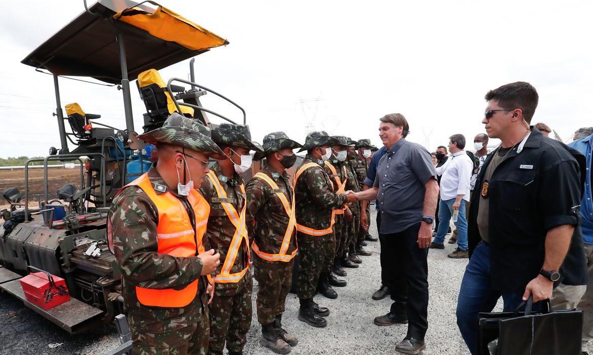 Presidente da República, Jair Bolsonaro, durante  visita técnica às obras de restauração da rodovia BR 135.