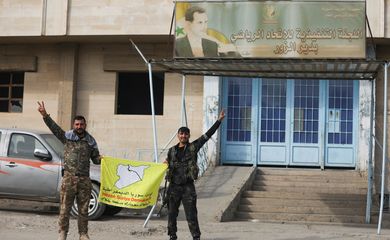 Síria,7/12/2024. Membros das Forças Democráticas Sírias (SDF) lideradas pelos curdos gesticulam em Deir al-Zor, depois que a aliança apoiada pelos EUA liderada por combatentes curdos sírios capturou Deir el-Zor, o principal ponto de apoio do governo no vasto deserto, segundo fontes sírias, em Síria, 7 de dezembro de 2024. REUTERS/Orhan Qereman