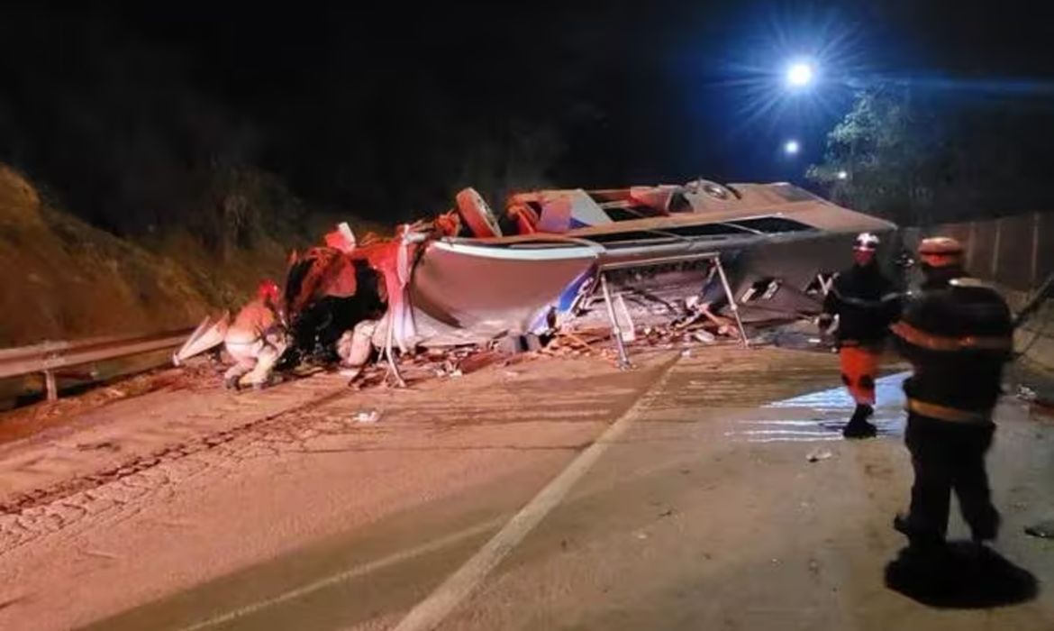 Ônibus com torcedores do Corinthians sofre acidente e deixa 7 mortos
