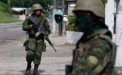 Forças Armadas fazem operação na Vila Kennedy, zona oeste do Rio de Janeiro (Tânia Rêgo/Agência Brasil)
