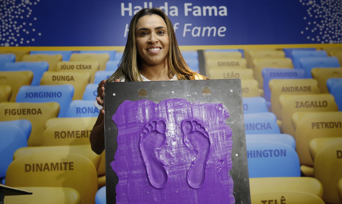 A jogadora de futebol Marta (Marta Vieira da Silva), atacante eleita melhor do mundo seis vezes pela Fifa, é a primeira mulher a entrar para o Hall da Fama do estádio do Maracanã, no Rio de Janeiro.