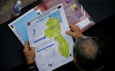 Membro da Assembleia Nacional da Venezuela segura um mapa que mostra a disputada região de Essequibo como parte da Venezuela
06/12/2023
REUTERS/Leonardo Fernandez Viloria