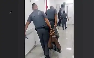 São Paulo (SP), 04/06/2023 -  Policiais militares amarraram um suspeito de furto pelas mãos e pelos pés e o arrastaram e carregaram como um animal. O caso ocorreu no dia 04/06, na Vila Mariana, em São Paulo. Foto: Reprodução TV