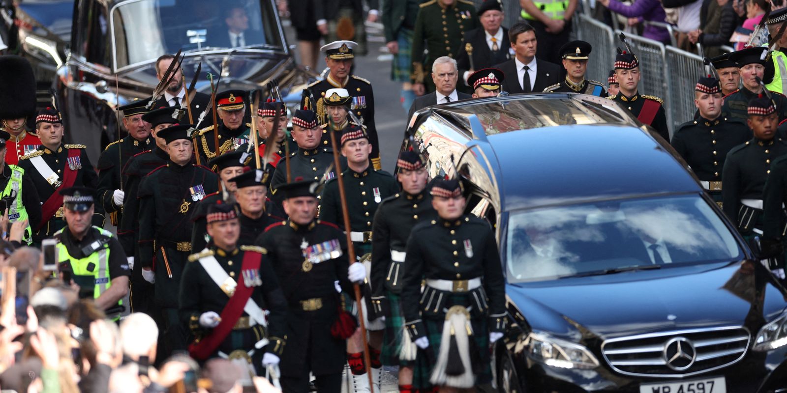 La royauté, les dirigeants mondiaux et le public se réunissent pour les funérailles de la reine
