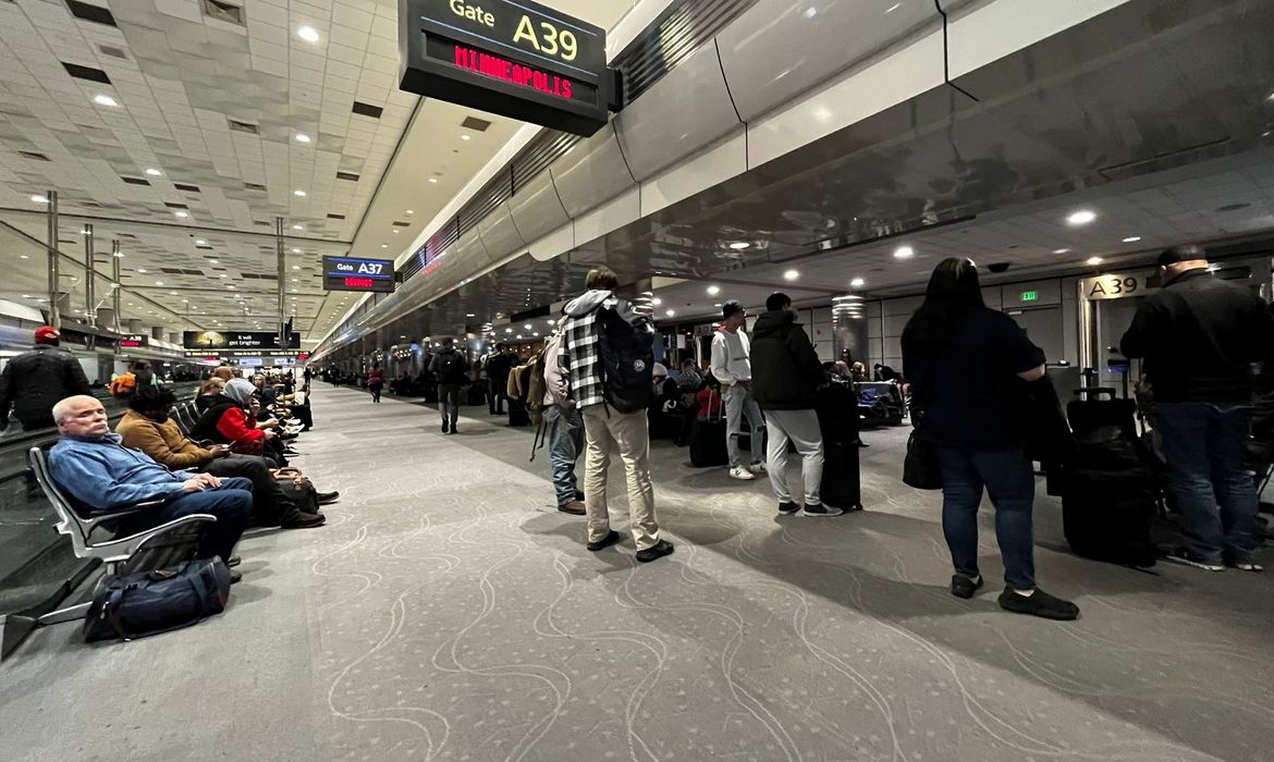 Pessoas aguardam no aeroporto internacional de Denver em meio a atrasos de voos nos EUA