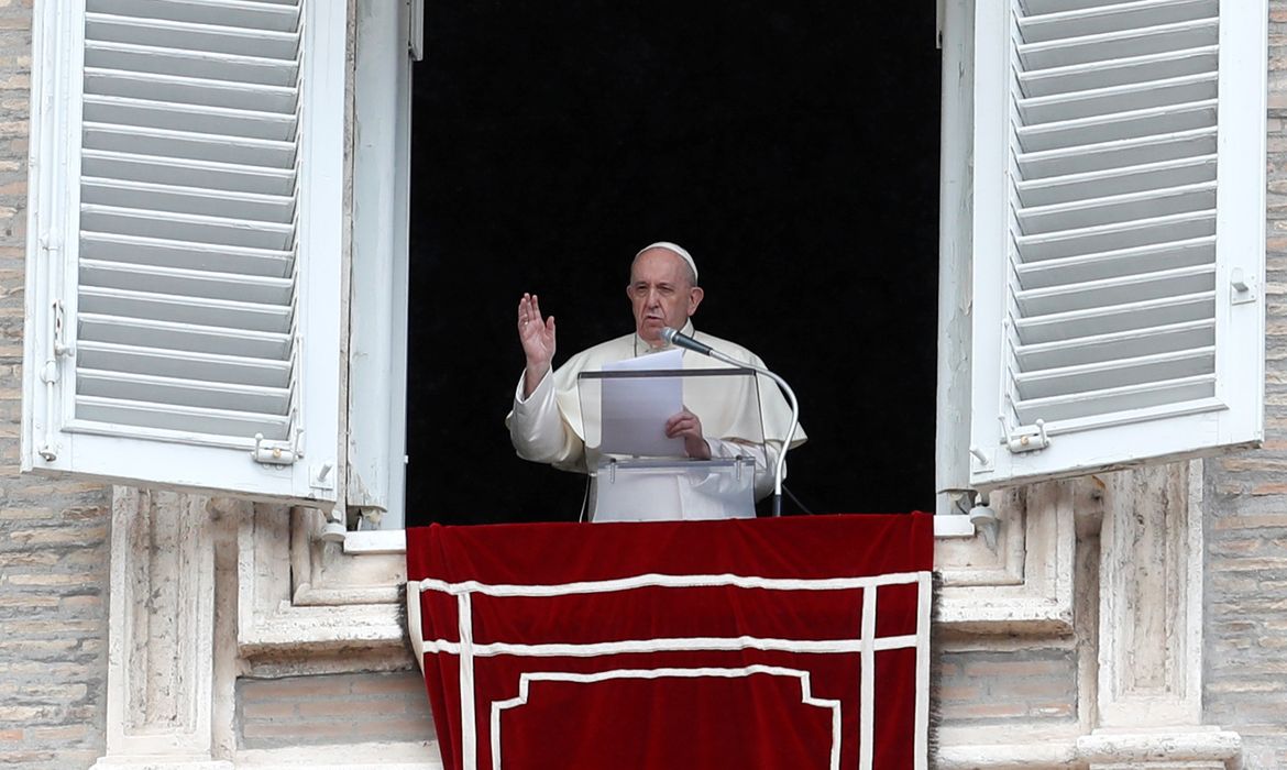 O Papa Francisco gesticula ao proferir a oração do Angelus de sua janela no dia do lançamento de sua nova encíclica, intitulada 