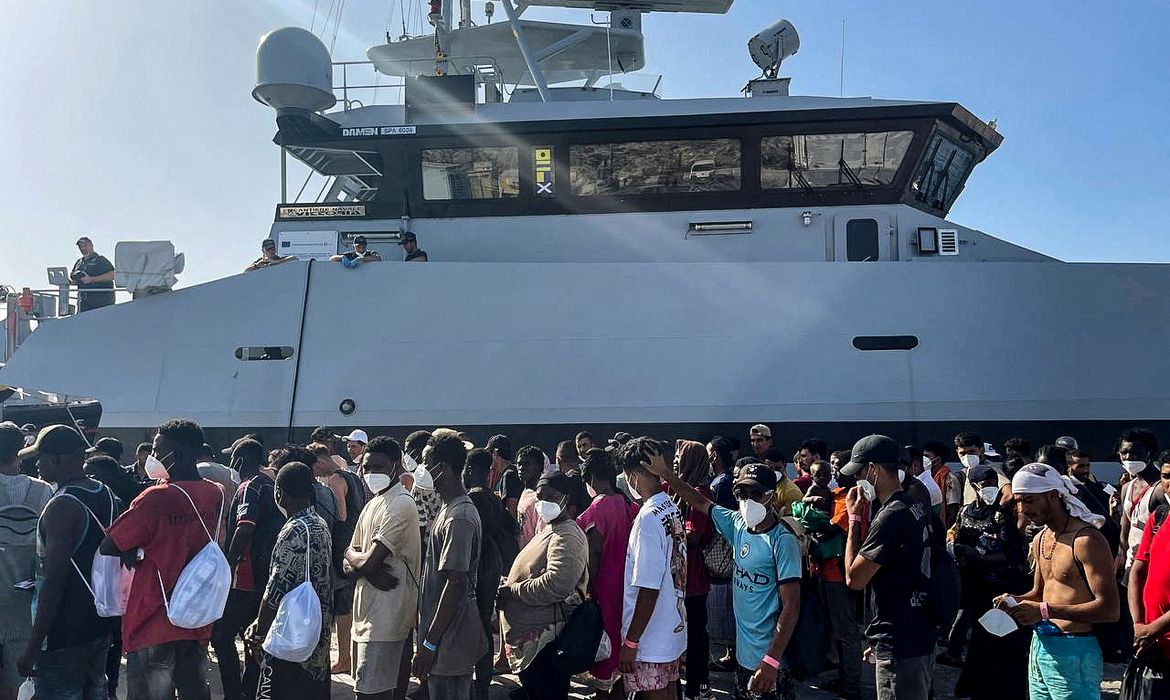 Migrantes recém chegados aguardam no porto da ilha de Lampedusa, na Italia 27/08/2023 REUTERS/Tony Colapinto