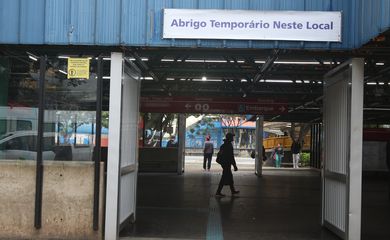 São Paulo (SP), 19/06/2023 - Abrigo temporário na estação Pedro II para pessoas em situação de vulnerabilidade social se protegerem do frio. Foto: Rovena Rosa/Agência Brasil