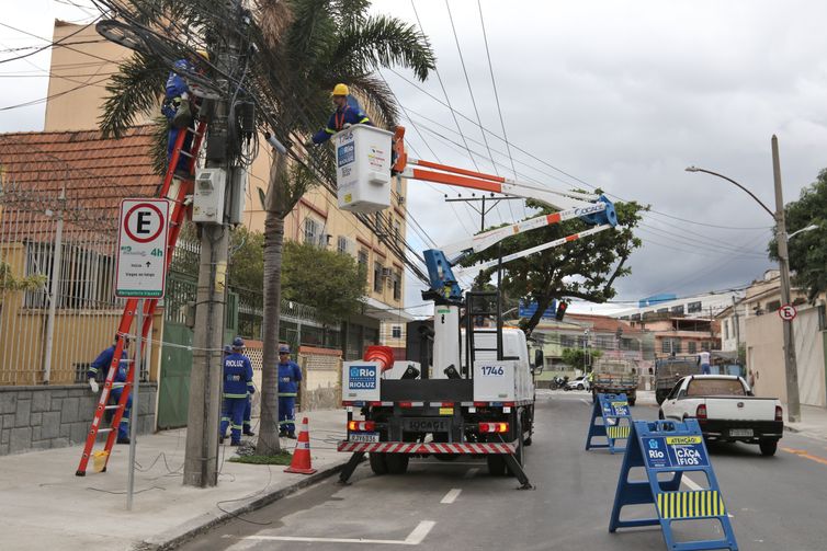 Tânia Rêgo/Agência Brasil Funcionários da Rioluz trabalham na retirada de fios em Benfica, zona norte da cidade. Prefeitura lança programa Caça-Fios, uma força-tarefa para eliminar fiações que ficam soltas, partidas e caídas nas vias da cidade.