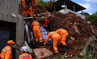 Juiz de Fora (MG), 25/02/2026 – Bombeiros retiram corpo de escombros após fortes chuvas no bairro Cerâmica, na zona sudeste de Juiz de Fora. Foto: Tomaz Silva/Agência Brasil